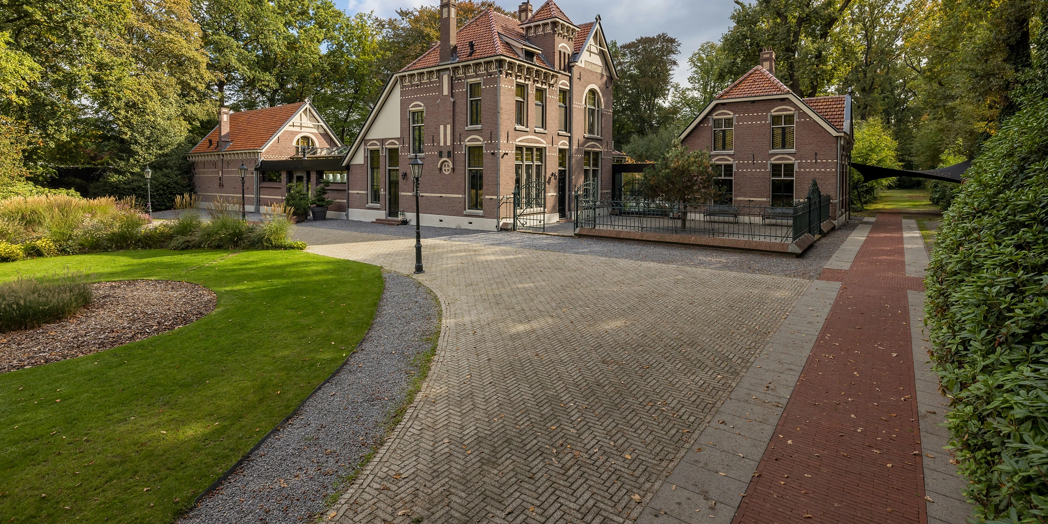 A villa in Vught and a house on Ibiza, in the same list