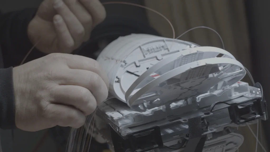 Engineer laying fibres into a splice tray