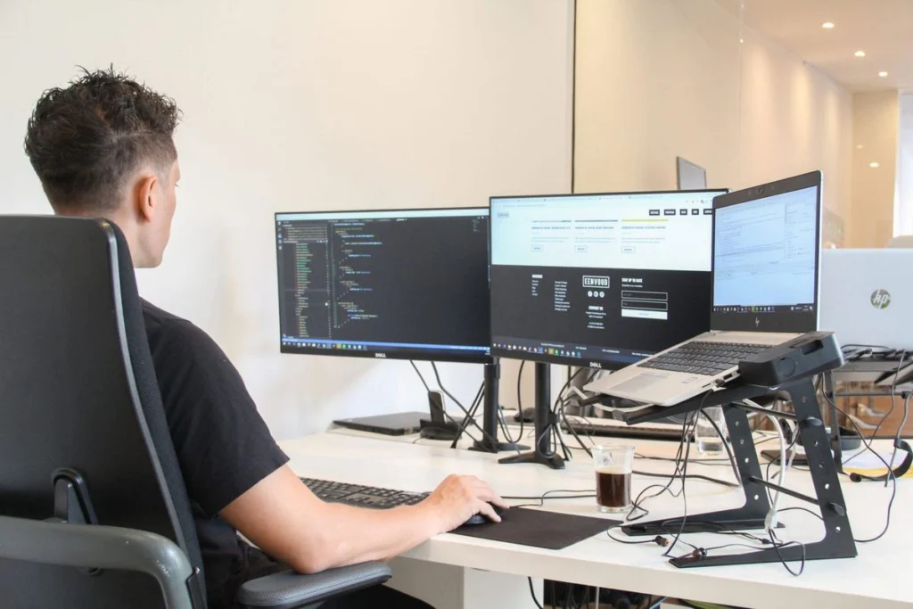 A developer at eenvoud at work in the office