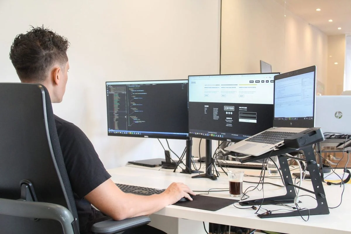 A developer at eenvoud at work in the office